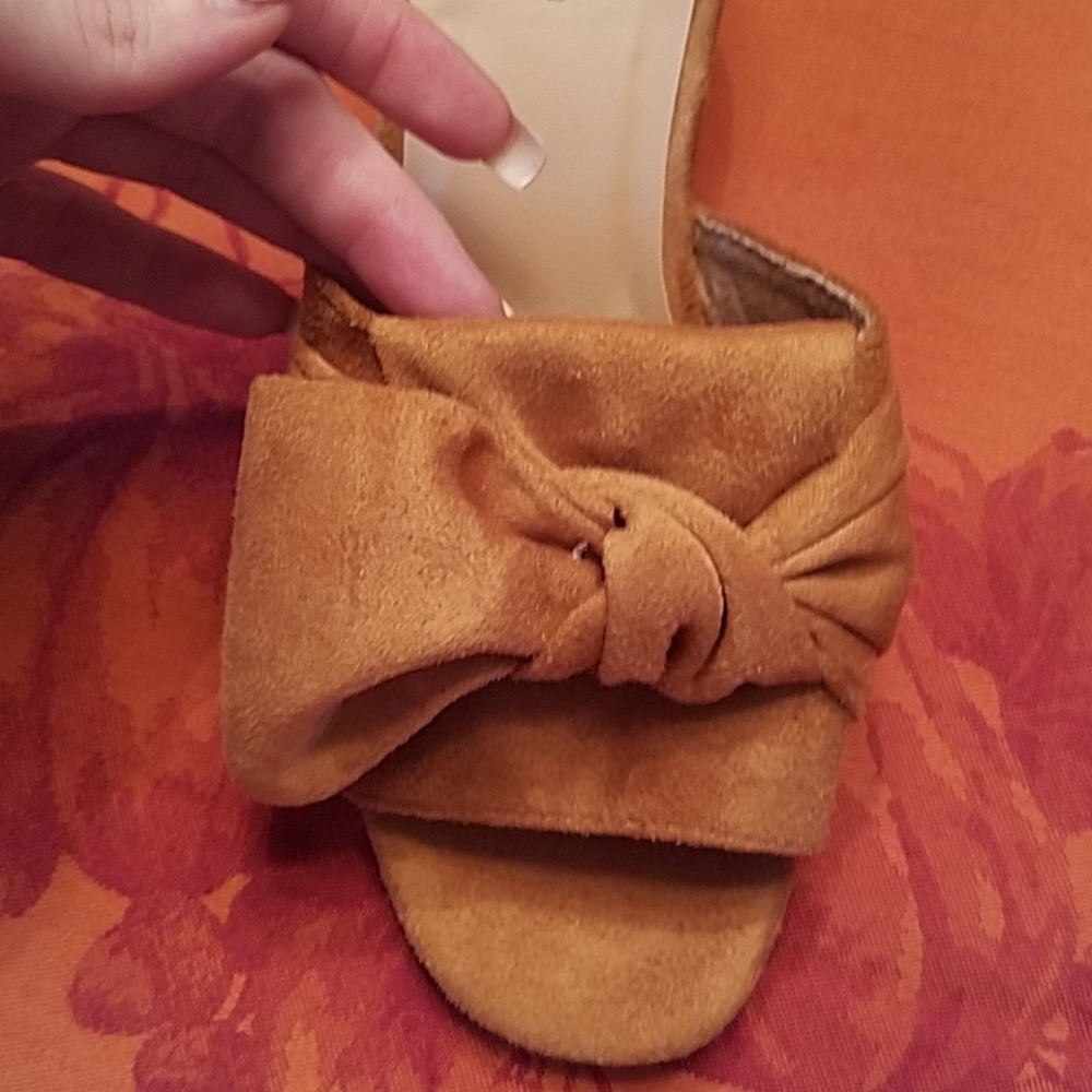 Nwt: super beautiful suede heels extremely gorg👡 - Picture 2 of 6